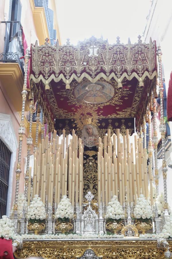 El sol ha brillado en la salida de la hermandad de La Lanzada, en la iglesia de San Martín