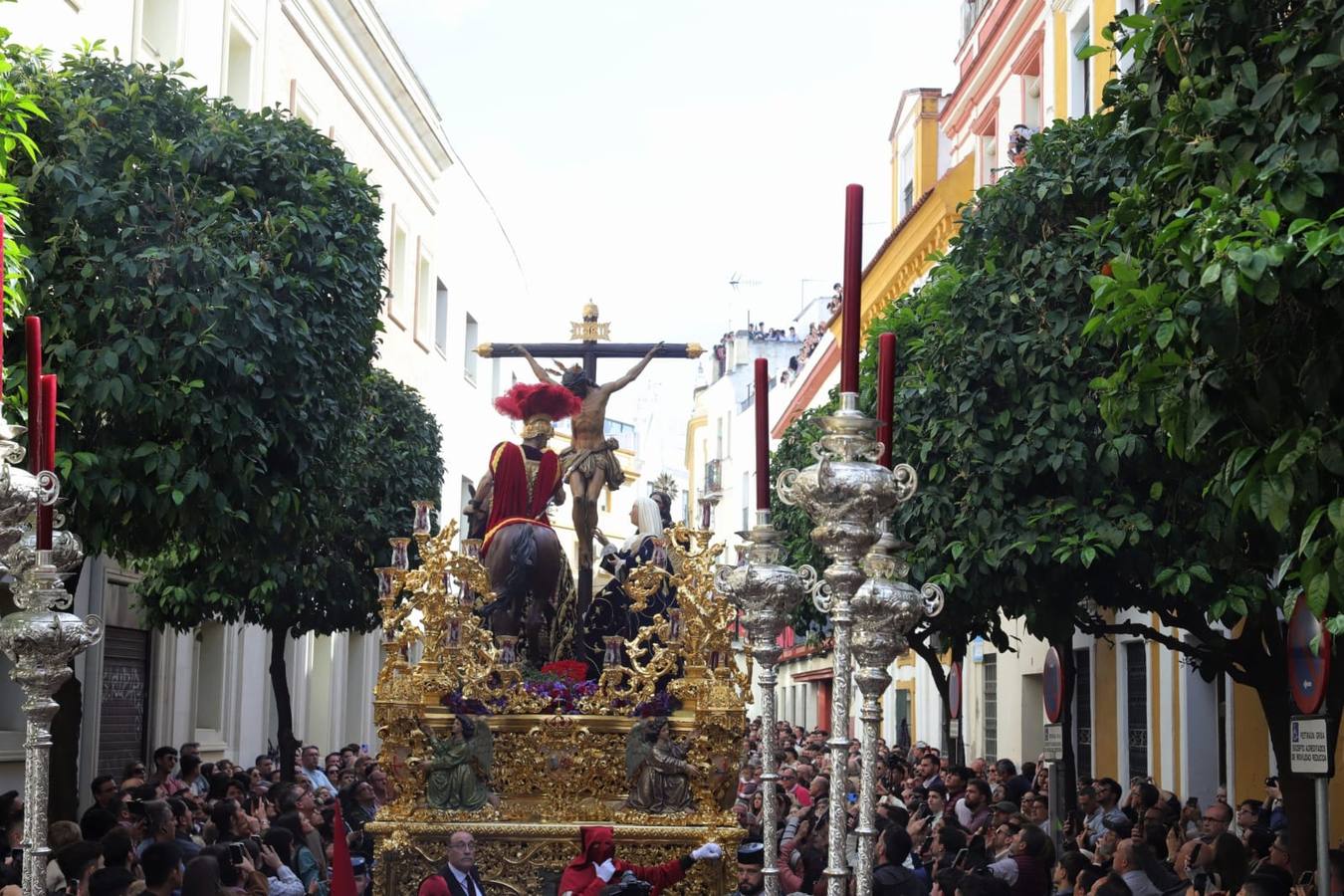 El sol ha brillado en la salida de la hermandad de La Lanzada, en la iglesia de San Martín