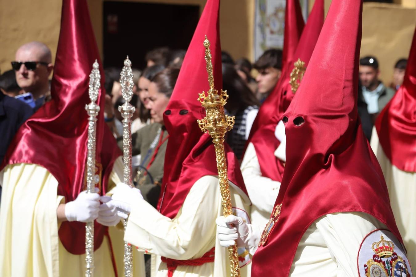 El sol ha brillado en la salida de la hermandad de La Lanzada, en la iglesia de San Martín