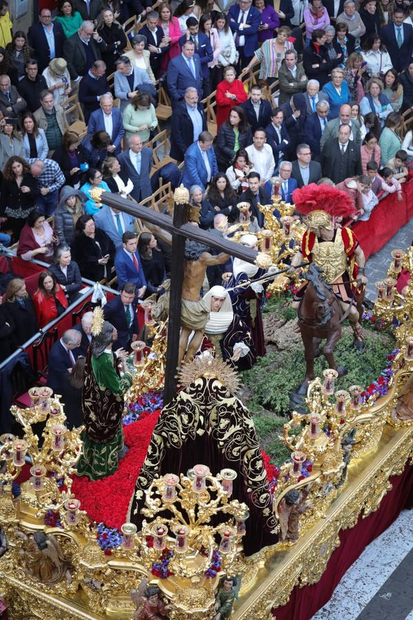 El paso de la hermandad de La Lanzada por la Campana