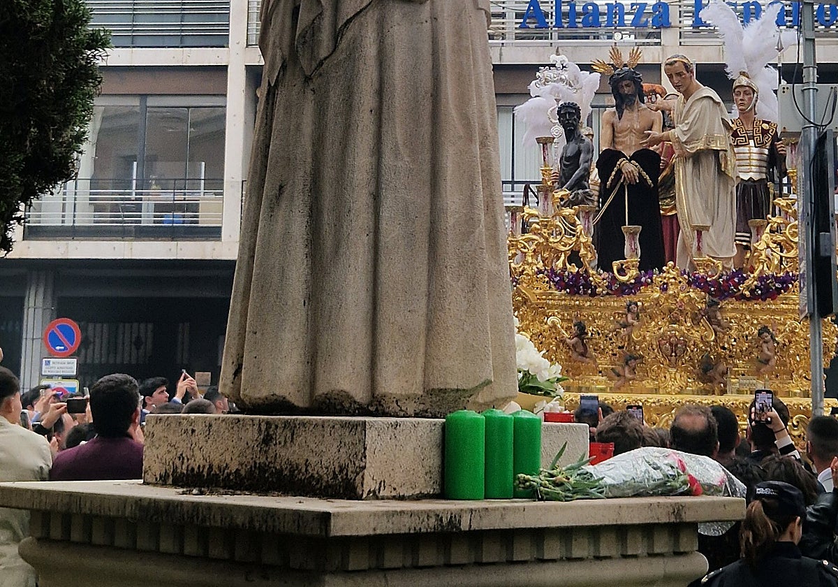 El misterio de San Benito delante del monumento de Santa Ángela, momentos antes de los chaparrones