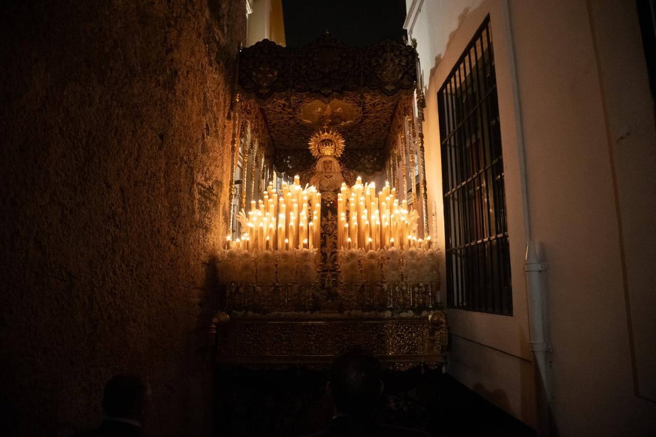 La Virgen del Refugio recibió una petalada en la estrechez de la calle Fabiola