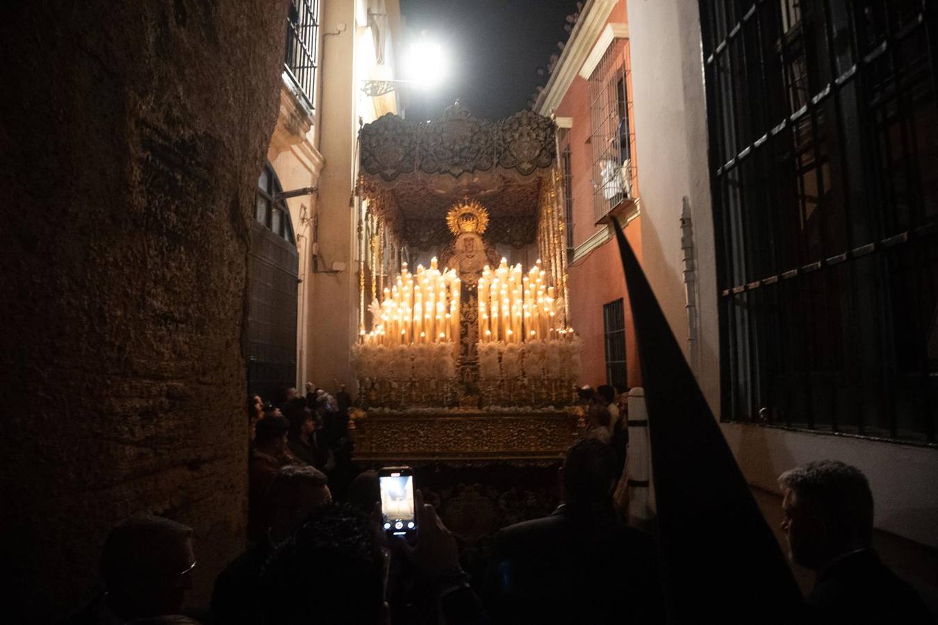 La Virgen del Refugio recibió una petalada en la estrechez de la calle Fabiola