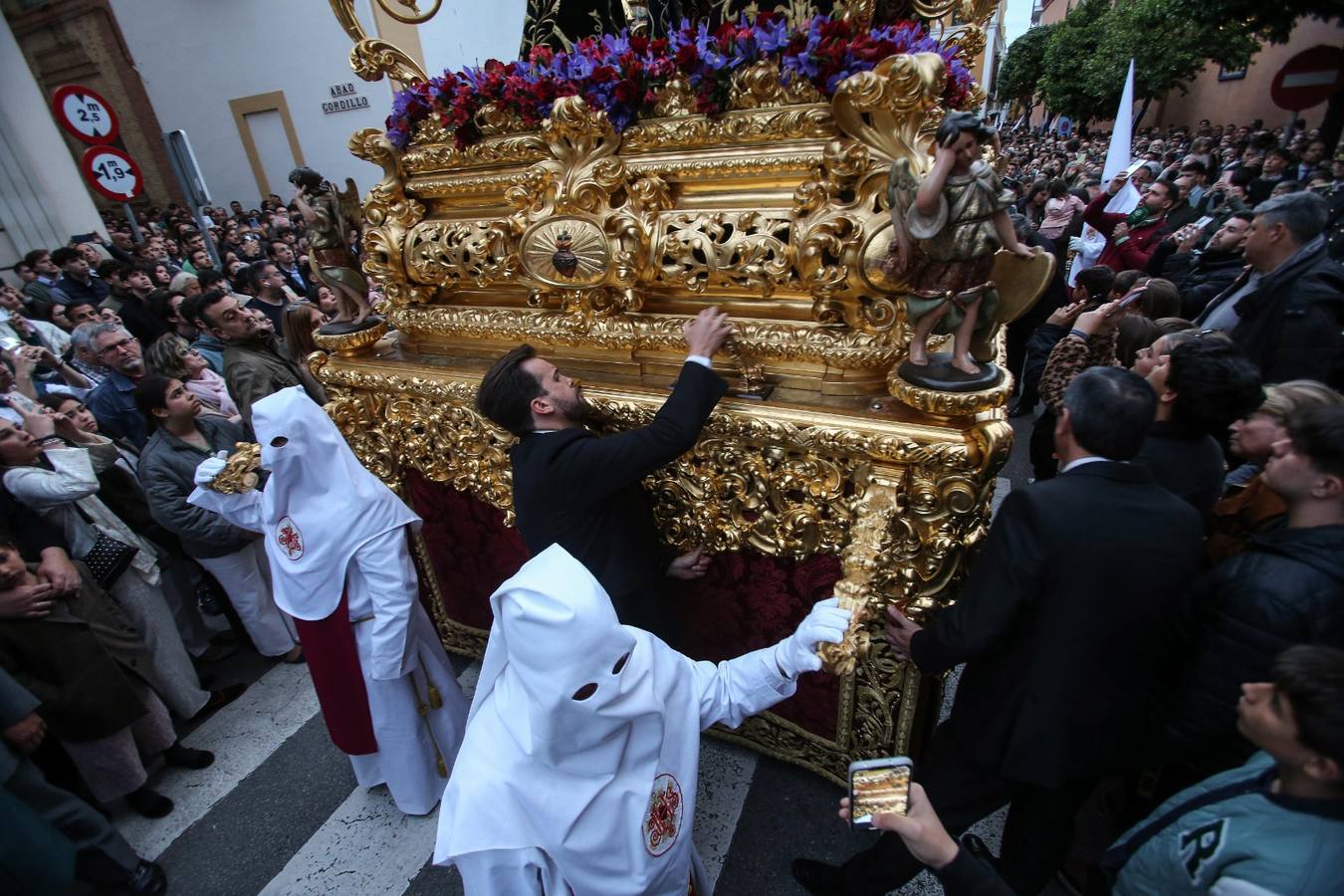 Desde la parroquia de San Vicente sale la hermandad de Las Siete Palabras