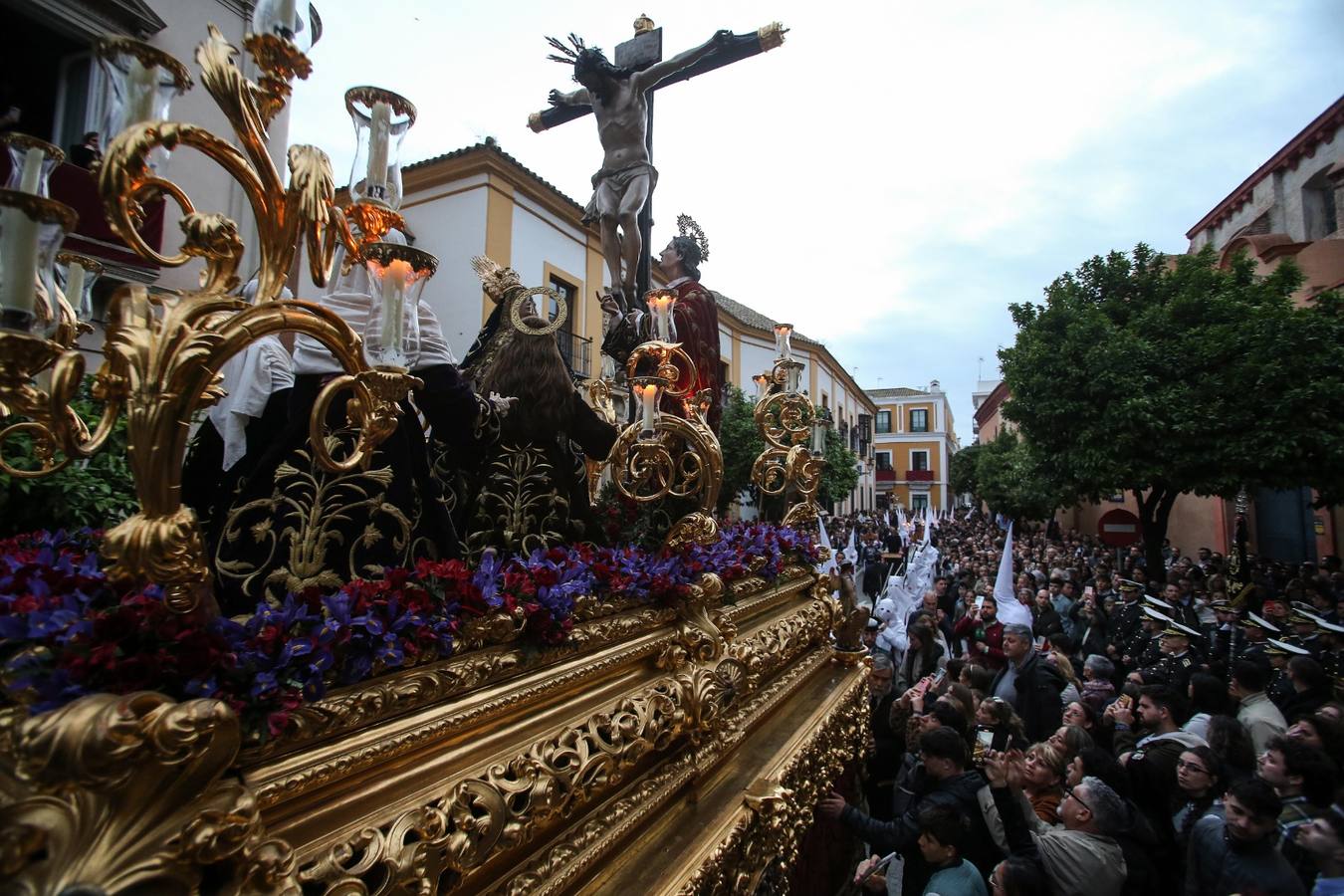 Desde la parroquia de San Vicente sale la hermandad de Las Siete Palabras