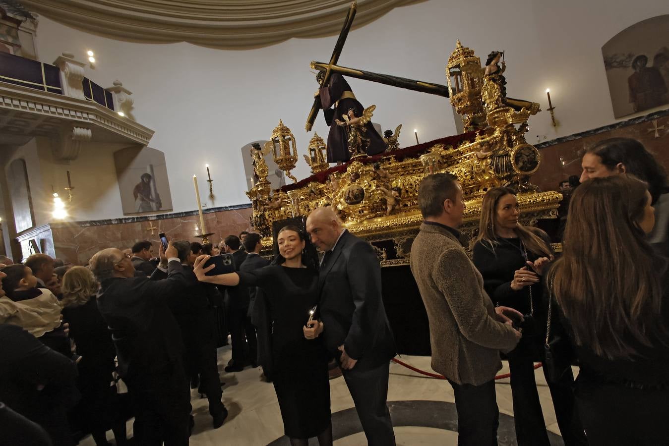 Muchas mantillas se han visto este Jueves Santo en los templos de las hermandades de la Madrugá