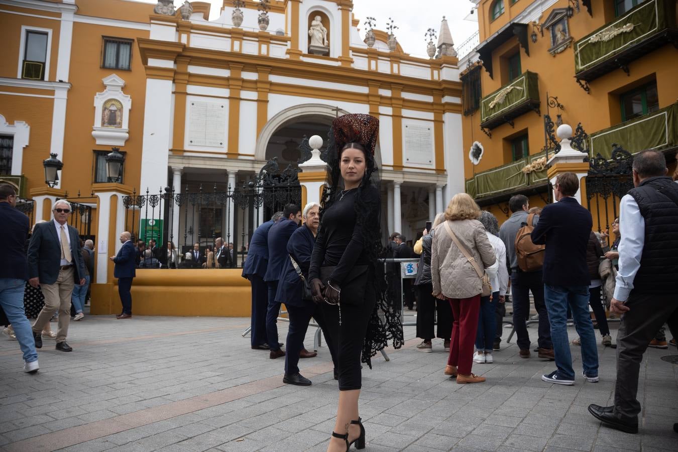Muchas mantillas se han visto este Jueves Santo en los templos de las hermandades de la Madrugá