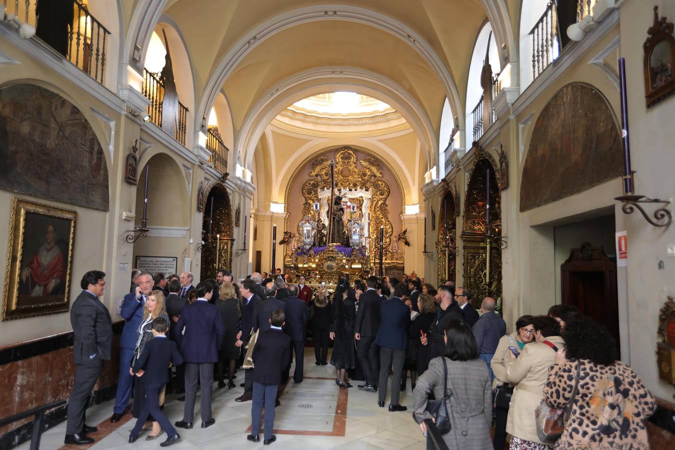 Muchas mantillas se han visto este Jueves Santo en los templos de las hermandades de la Madrugá