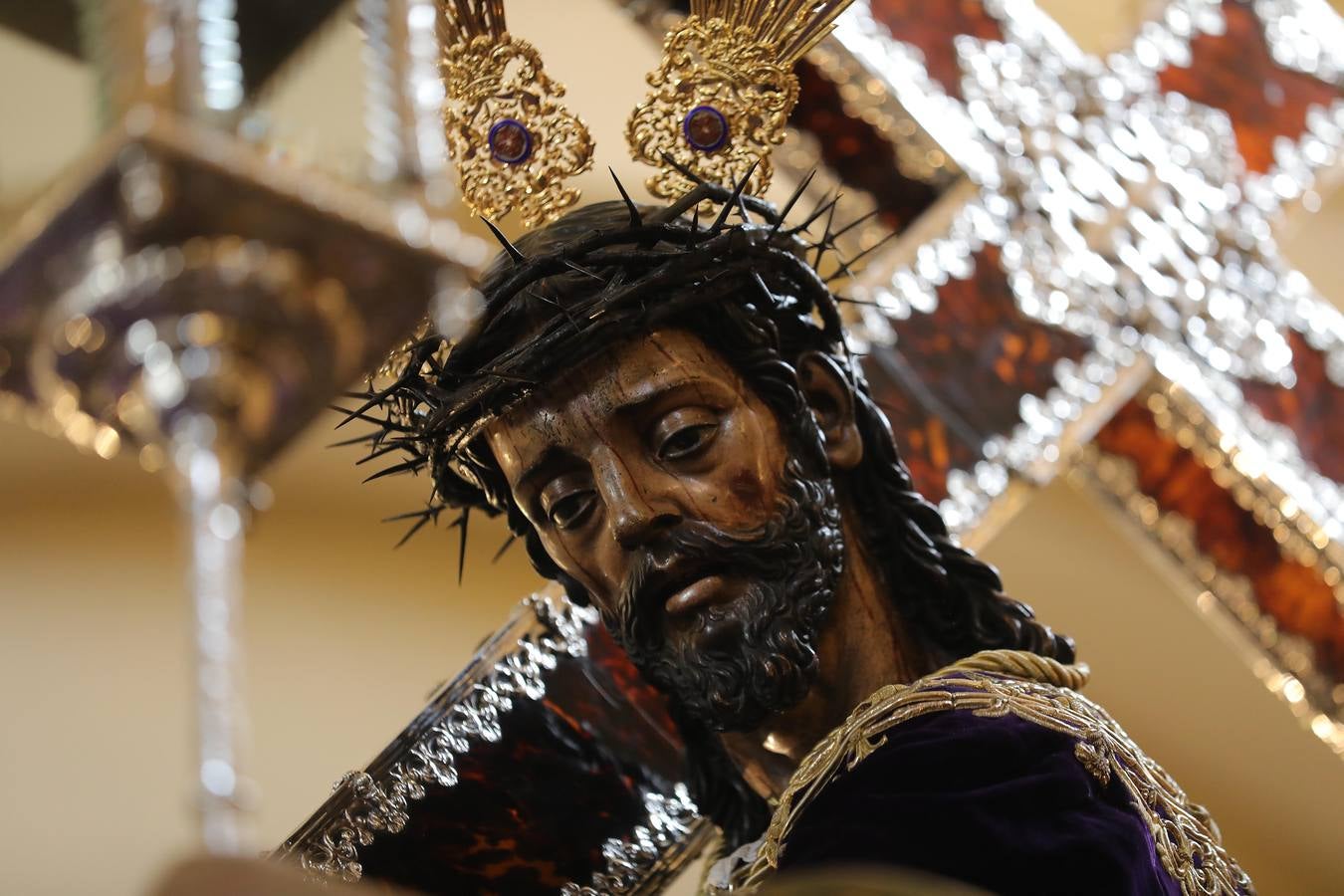 Muchas mantillas se han visto este Jueves Santo en los templos de las hermandades de la Madrugá