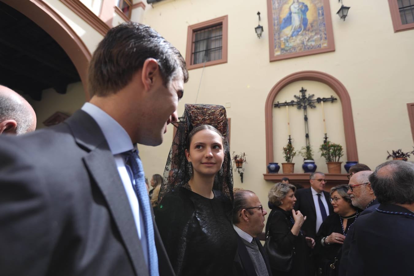 Muchas mantillas se han visto este Jueves Santo en los templos de las hermandades de la Madrugá