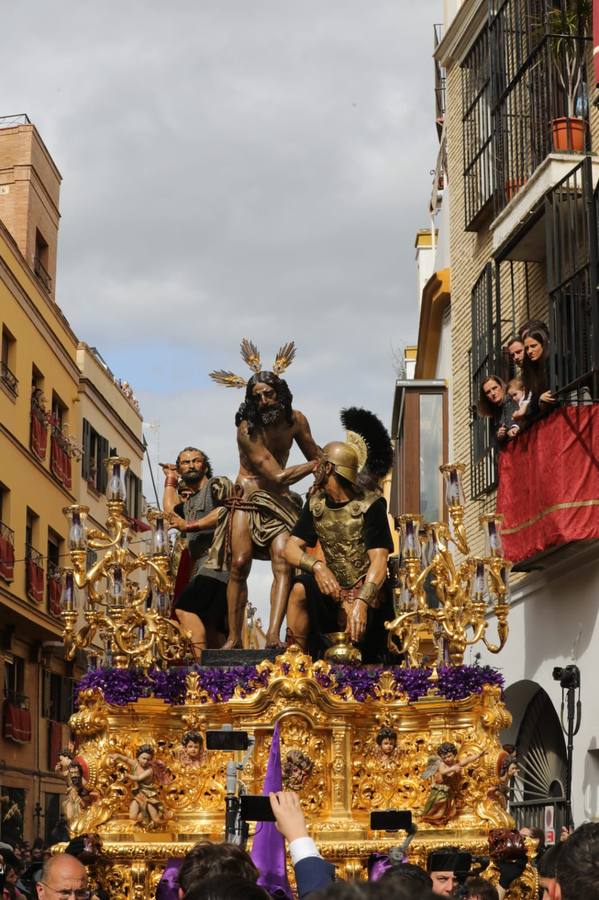 Salida de Jesús Atado a la Columna y de la Virgen de la Victoria, de la hermandad de las Cigarreras