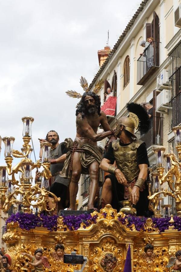 Salida de Jesús Atado a la Columna y de la Virgen de la Victoria, de la hermandad de las Cigarreras