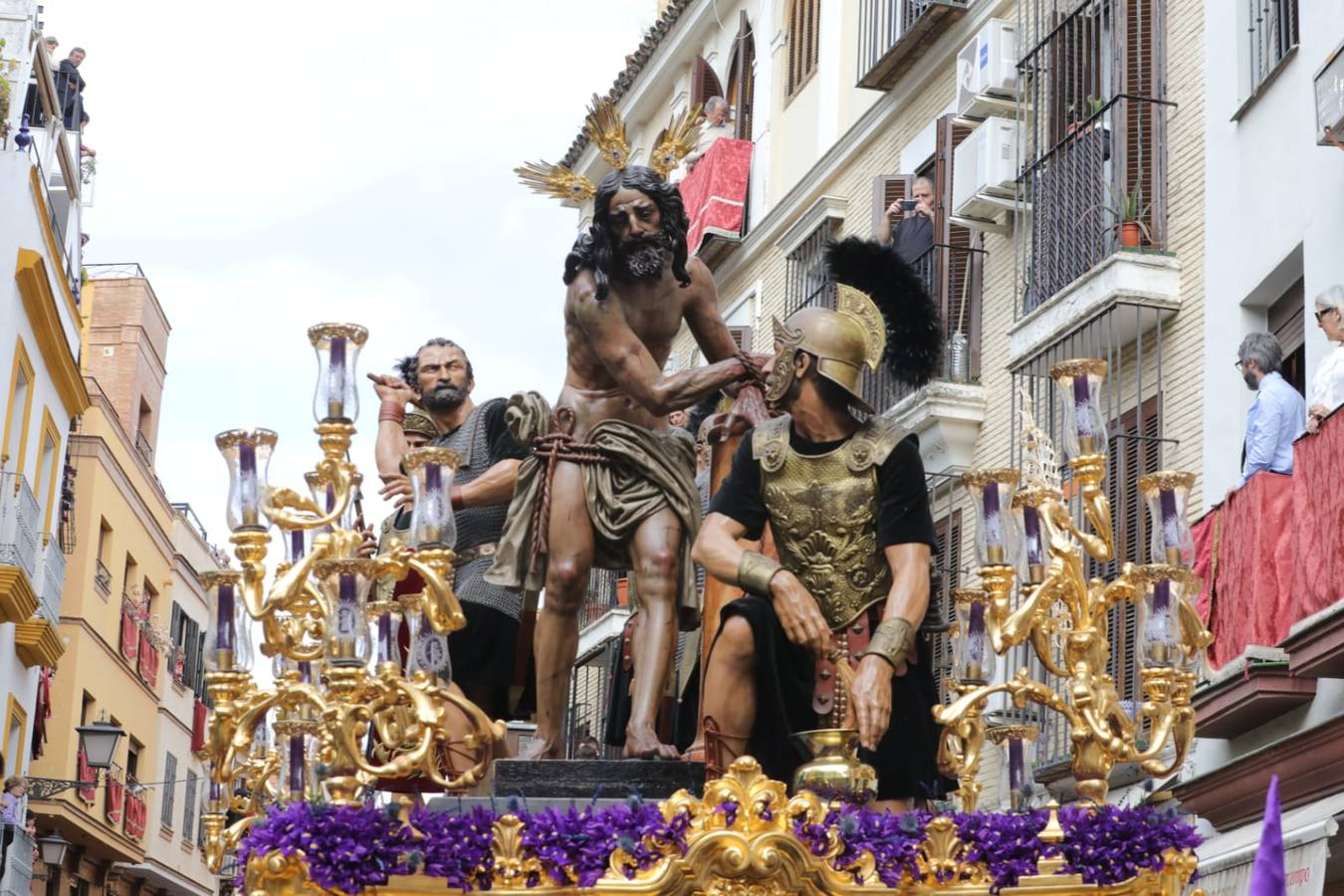 Salida de Jesús Atado a la Columna y de la Virgen de la Victoria, de la hermandad de las Cigarreras