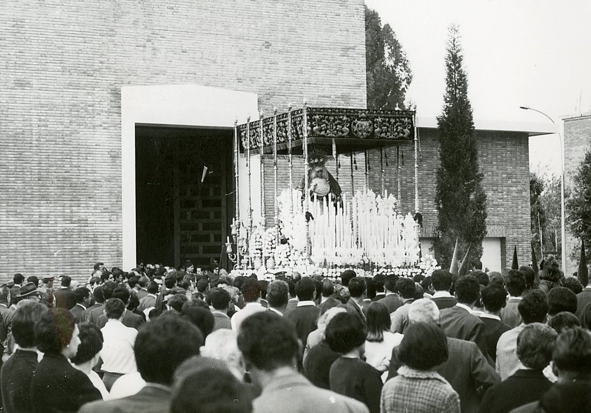 La capilla de las Cigarreras en la fábrica de tabacos que estrenó el Jueves Santo de 1965