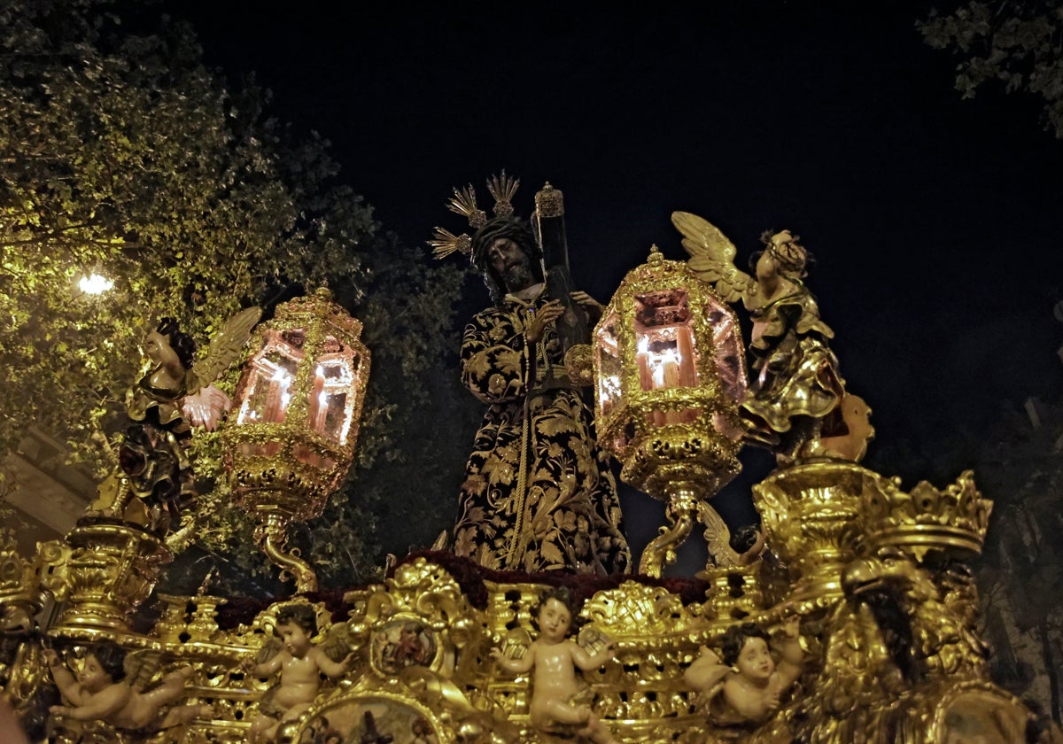 Nuestro Padre Jesús del Gran Poder procesionando por las calles de Sevilla