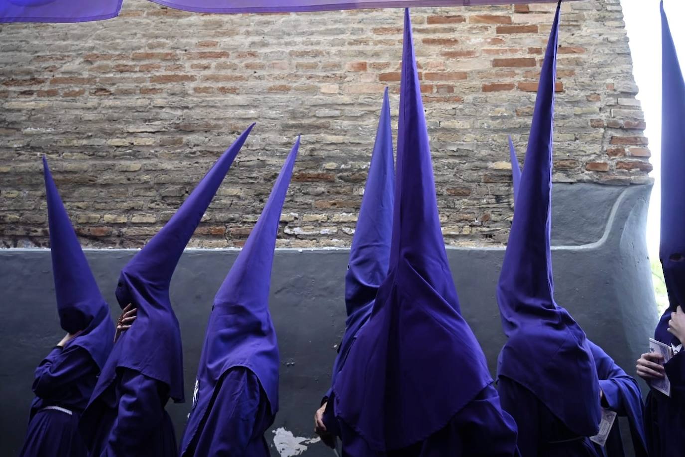 Hermanos de la Hermandad de el Valle antes de salida de la cofradía