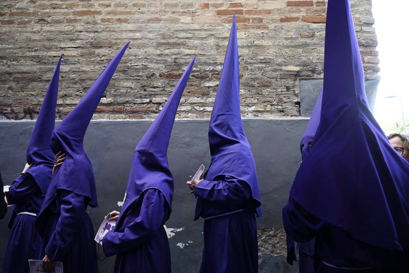 Hermanos de la Hermandad de el Valle antes de salida de la cofradía