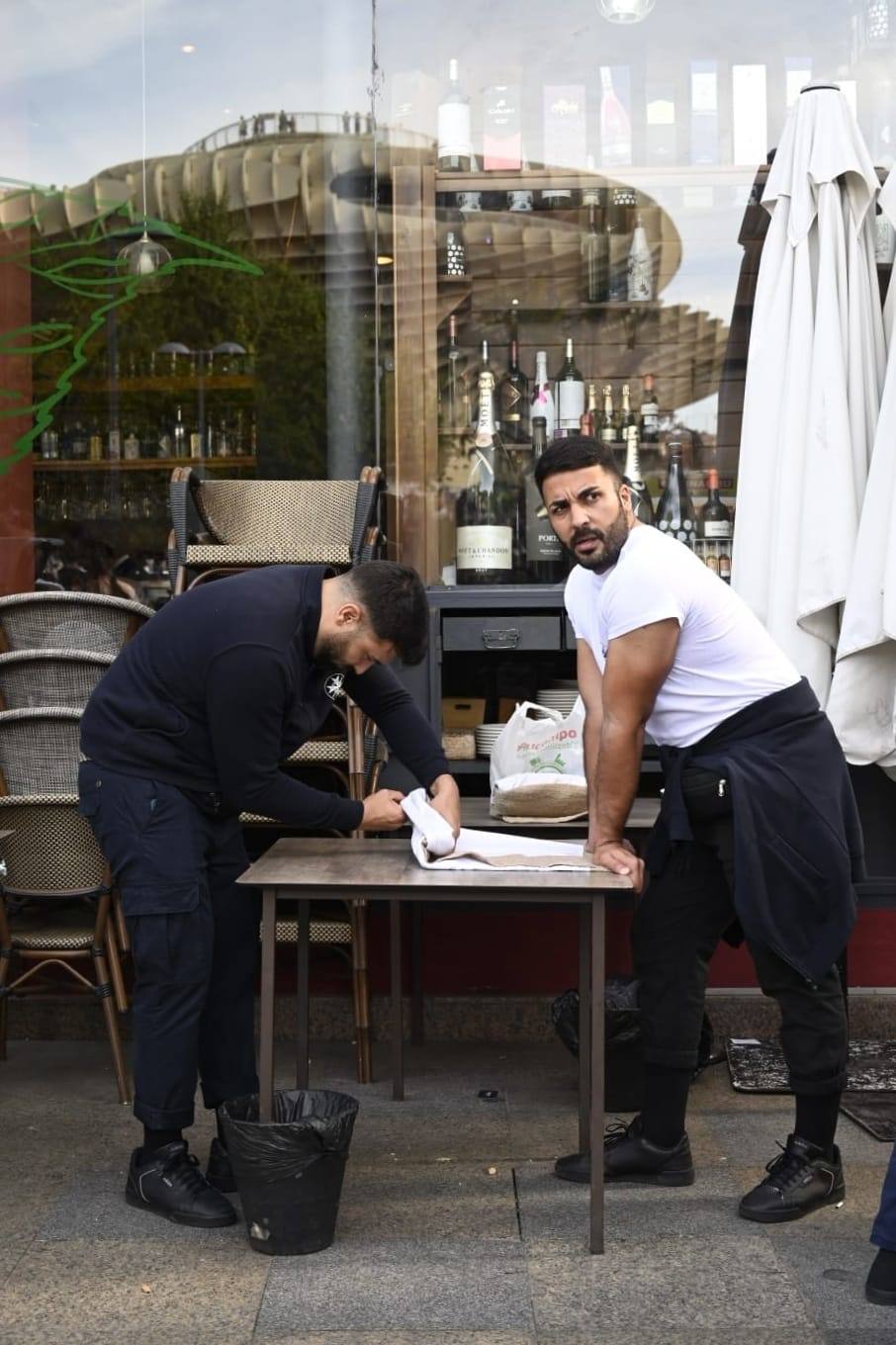 Hermanos de la Hermandad de el Valle antes de salida de la cofradía
