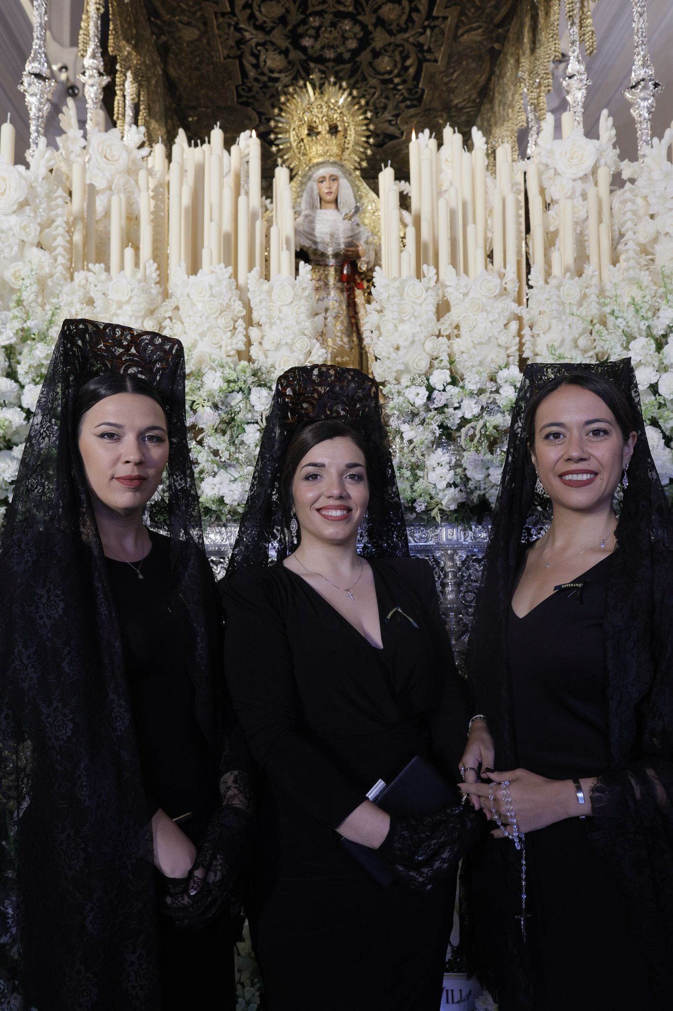 Muchas mantillas se han visto este Jueves Santo en los templos de las hermandades de la Madrugá