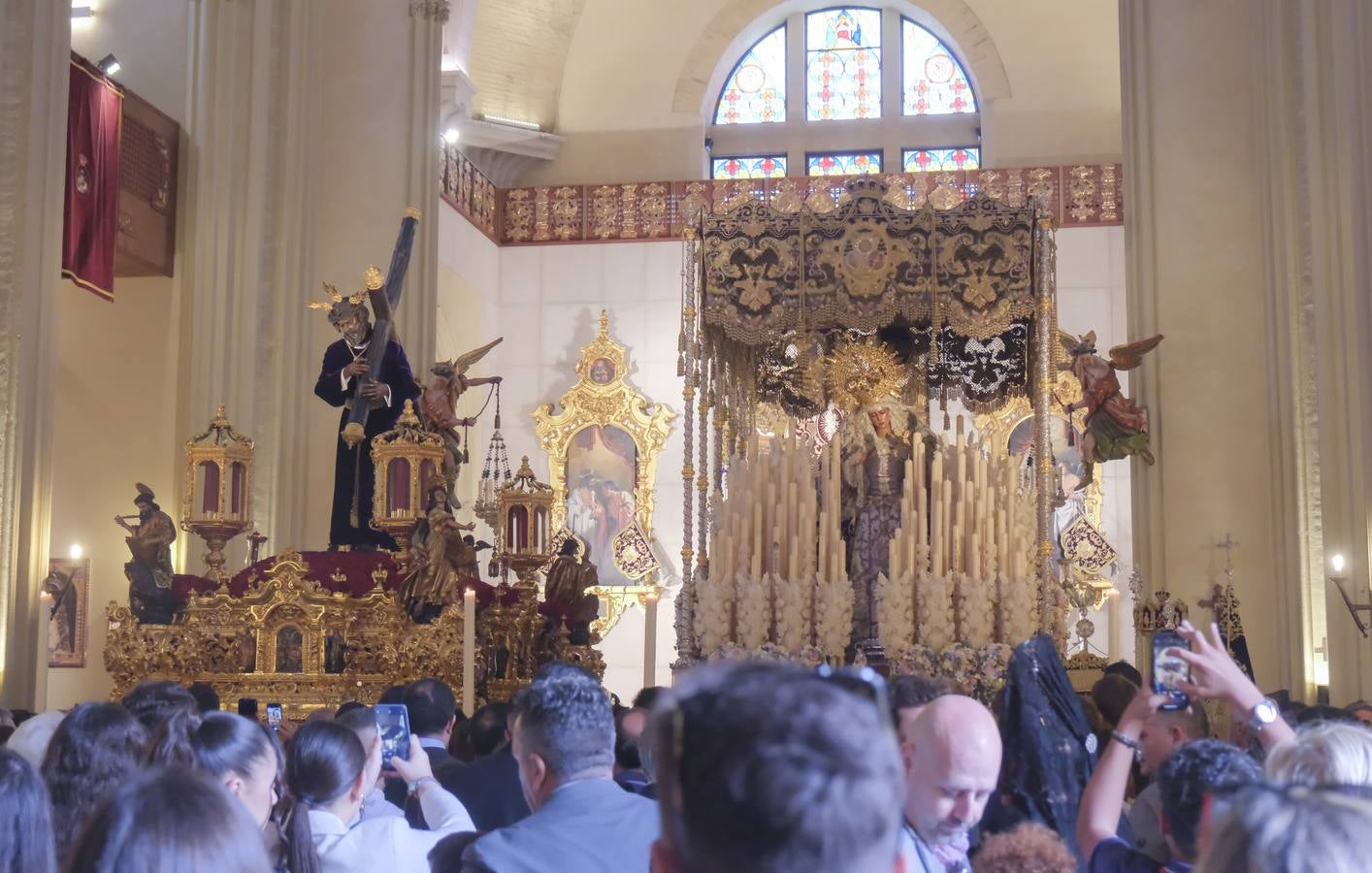 Muchas mantillas se han visto este Jueves Santo en los templos de las hermandades de la Madrugá