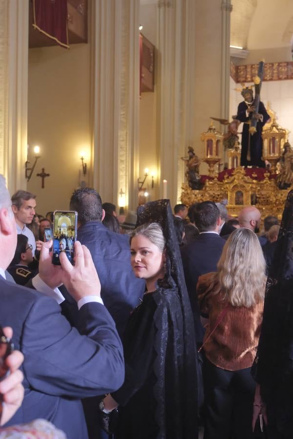 Muchas mantillas se han visto este Jueves Santo en los templos de las hermandades de la Madrugá