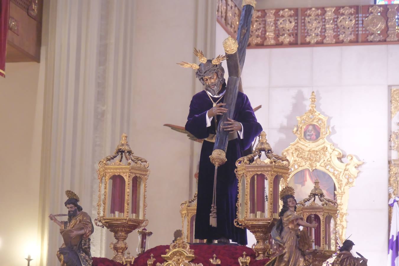 Muchas mantillas se han visto este Jueves Santo en los templos de las hermandades de la Madrugá