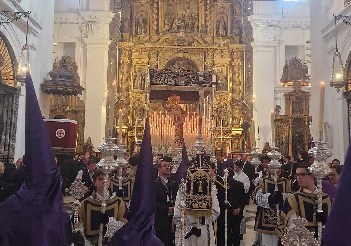 La Virgen de la Victoria de la hermandad de las Cigarreras en el interior de los Terceros antes de su salida