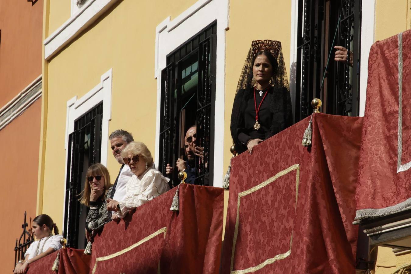 Un escuadrón de Caballería de la Policía Nacional escolta a la cluz de guía de la hermandad de Montesión 