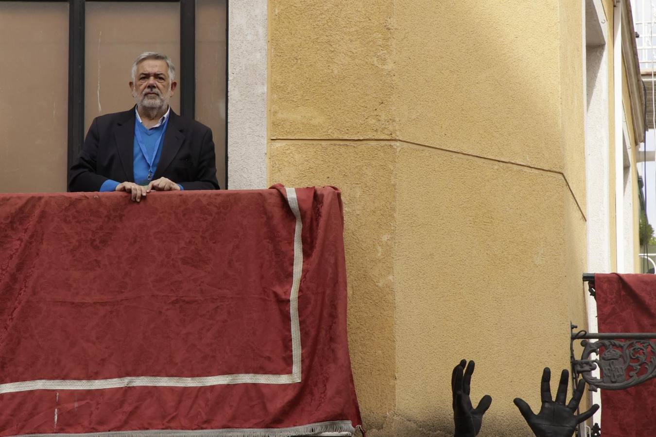 Un escuadrón de Caballería de la Policía Nacional escolta a la cluz de guía de la hermandad de Montesión 