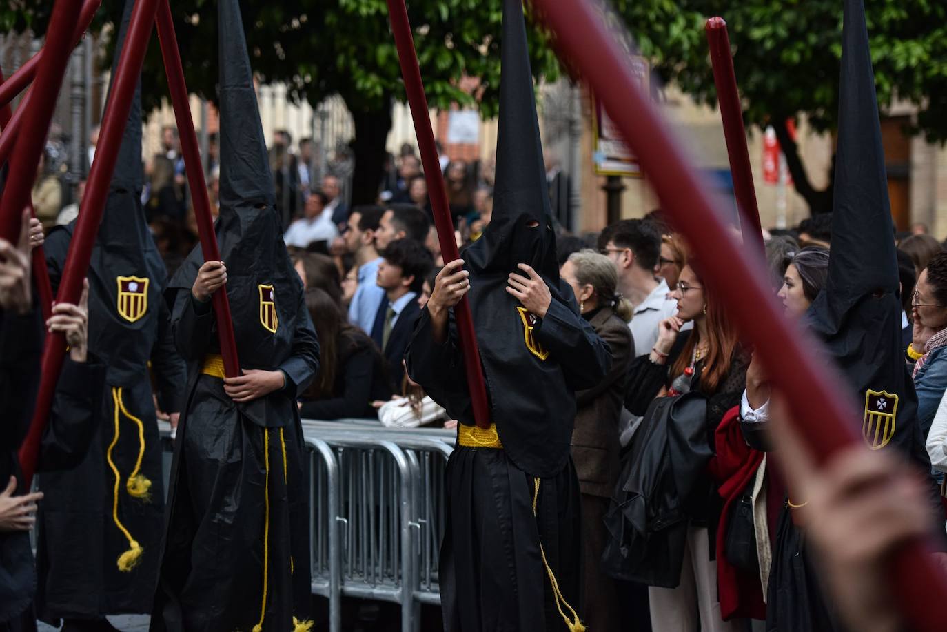 Multitud de fieles aguardan en la plaza del Salvador para ver la salida de la Hermandad de Pasión