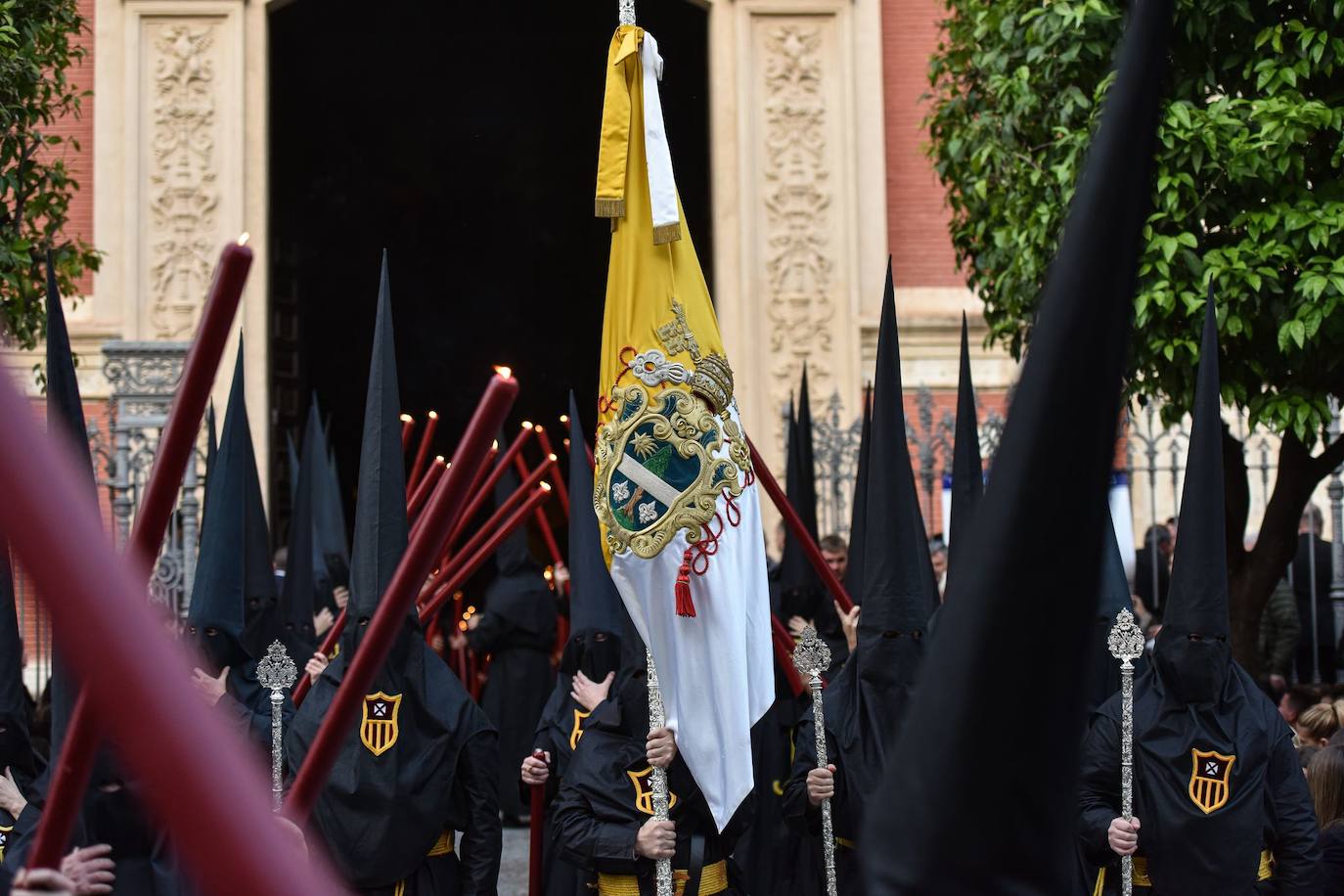Multitud de fieles aguardan en la plaza del Salvador para ver la salida de la Hermandad de Pasión