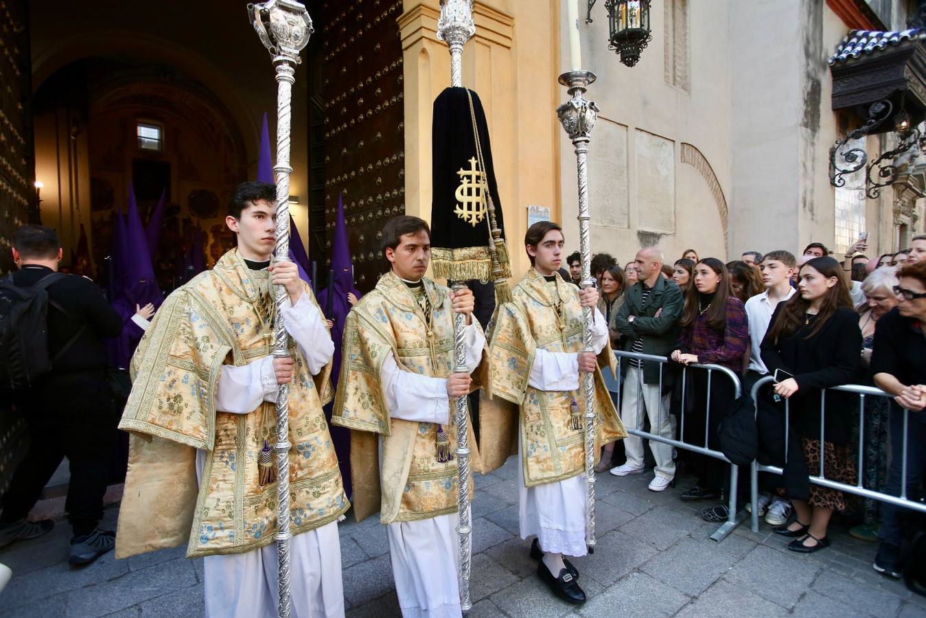 Gran expectación en la plaza de la Magdalena para ver la salida de la hermandad de la Quinta Angustia