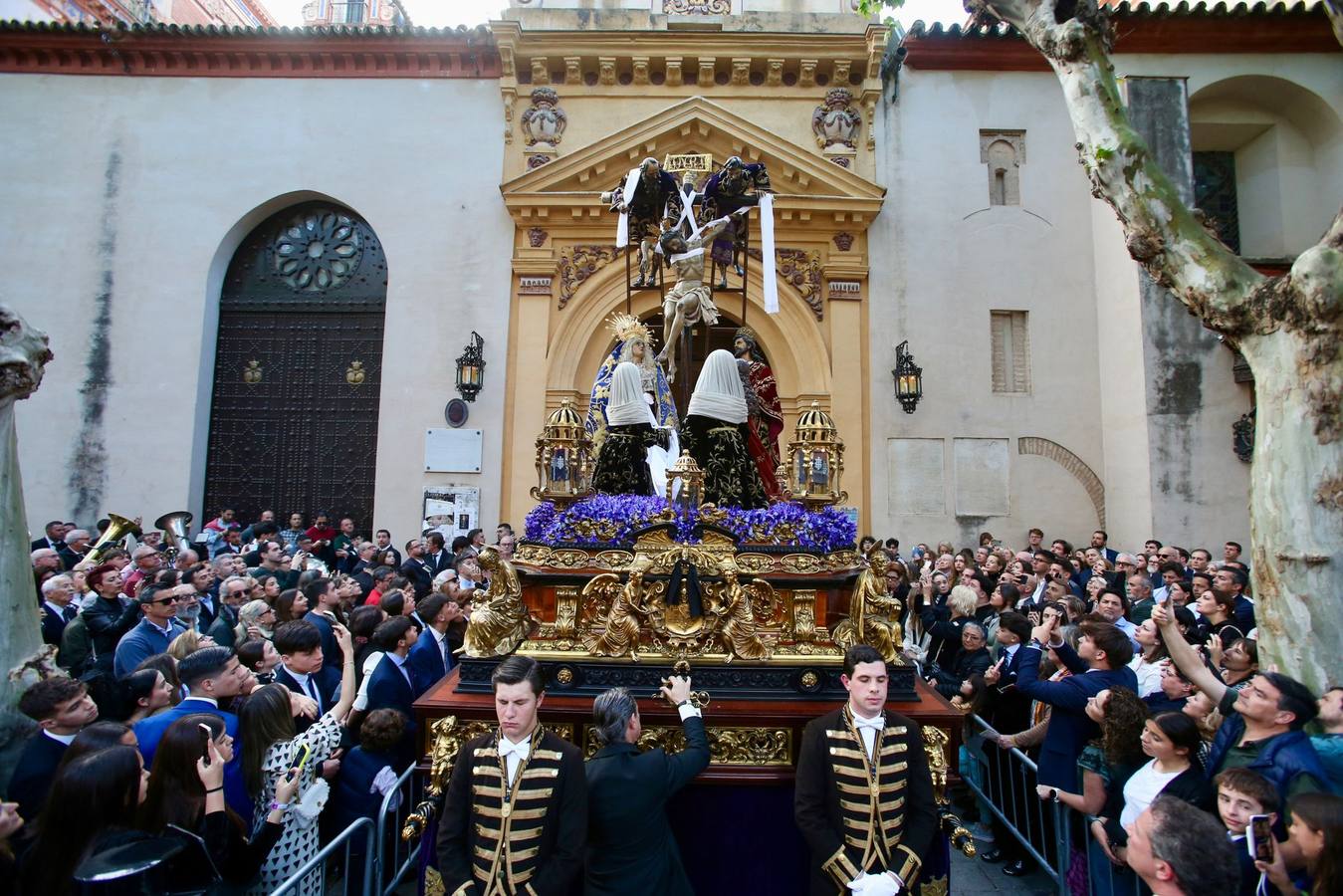 Gran expectación en la plaza de la Magdalena para ver la salida de la hermandad de la Quinta Angustia
