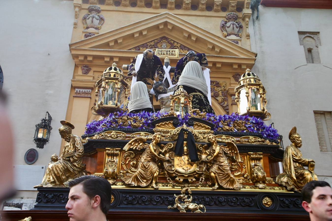 Gran expectación en la plaza de la Magdalena para ver la salida de la hermandad de la Quinta Angustia