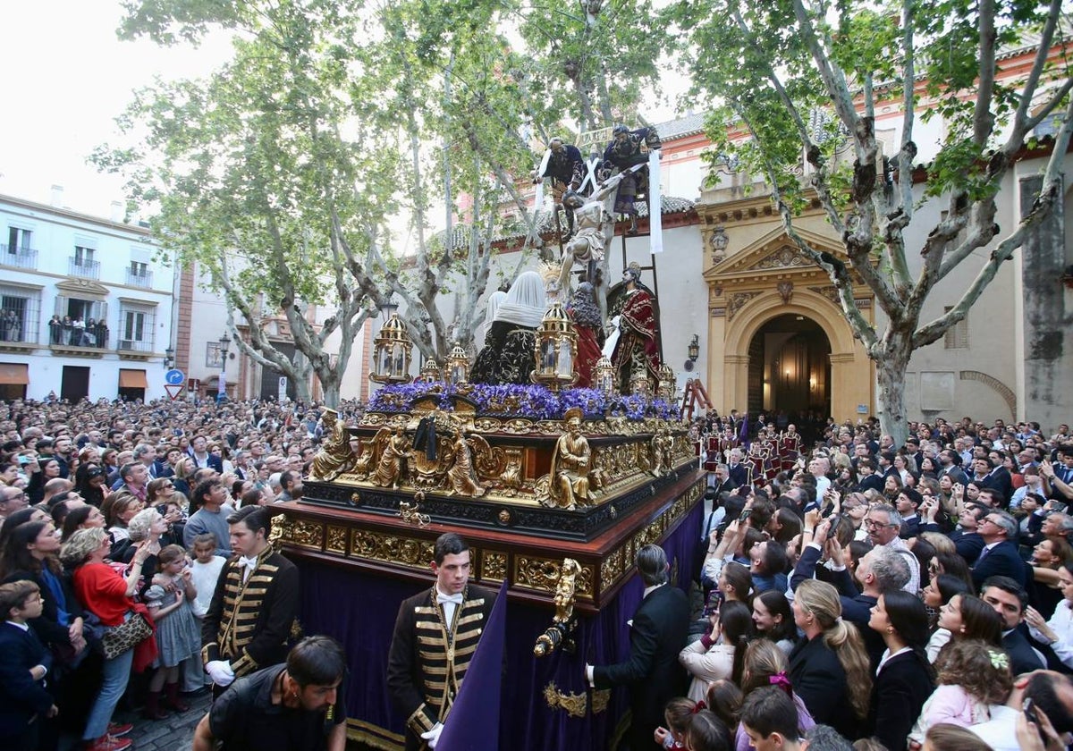 Gran expectación en la plaza de la Magdalena para ver la salida de la hermandad de la Quinta Angustia