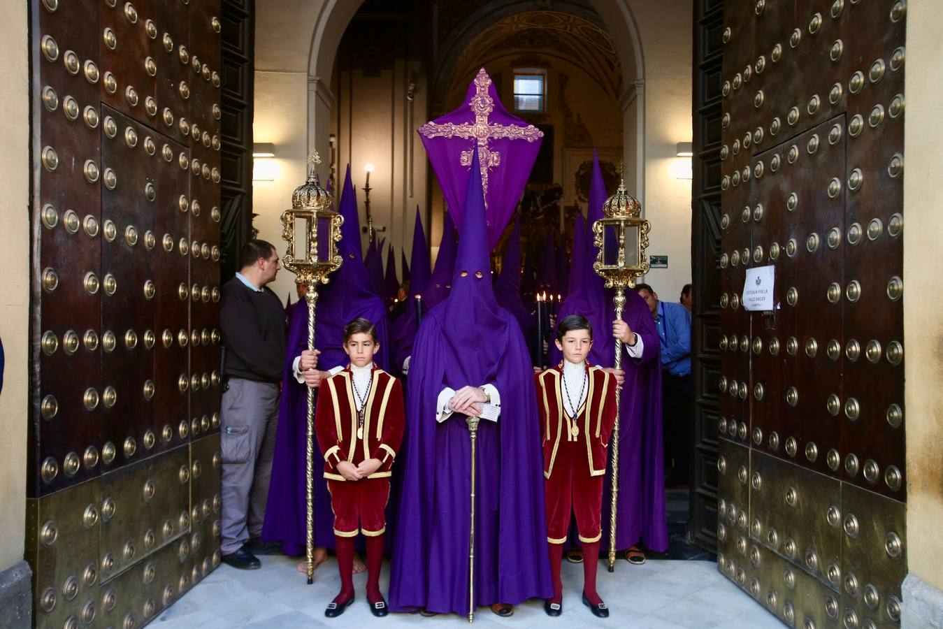 Gran expectación en la plaza de la Magdalena para ver la salida de la hermandad de la Quinta Angustia