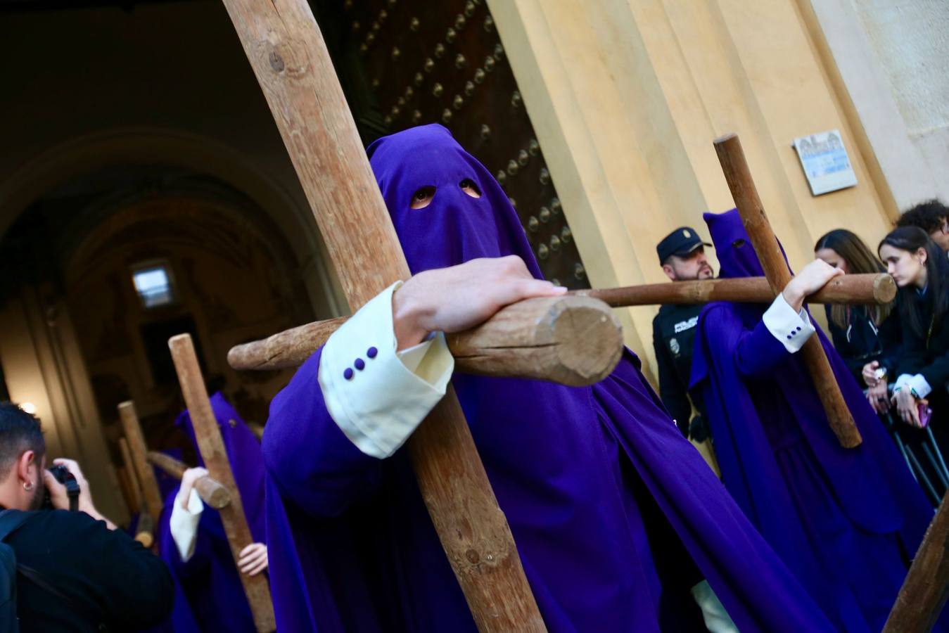Gran expectación en la plaza de la Magdalena para ver la salida de la hermandad de la Quinta Angustia