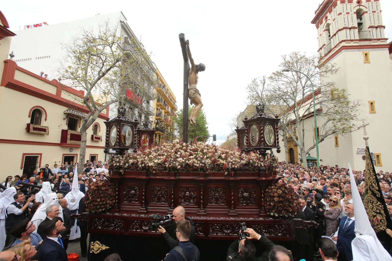 Mucho público en la calle Recaredo para ver la salida de la hermandad de Los Negritos
