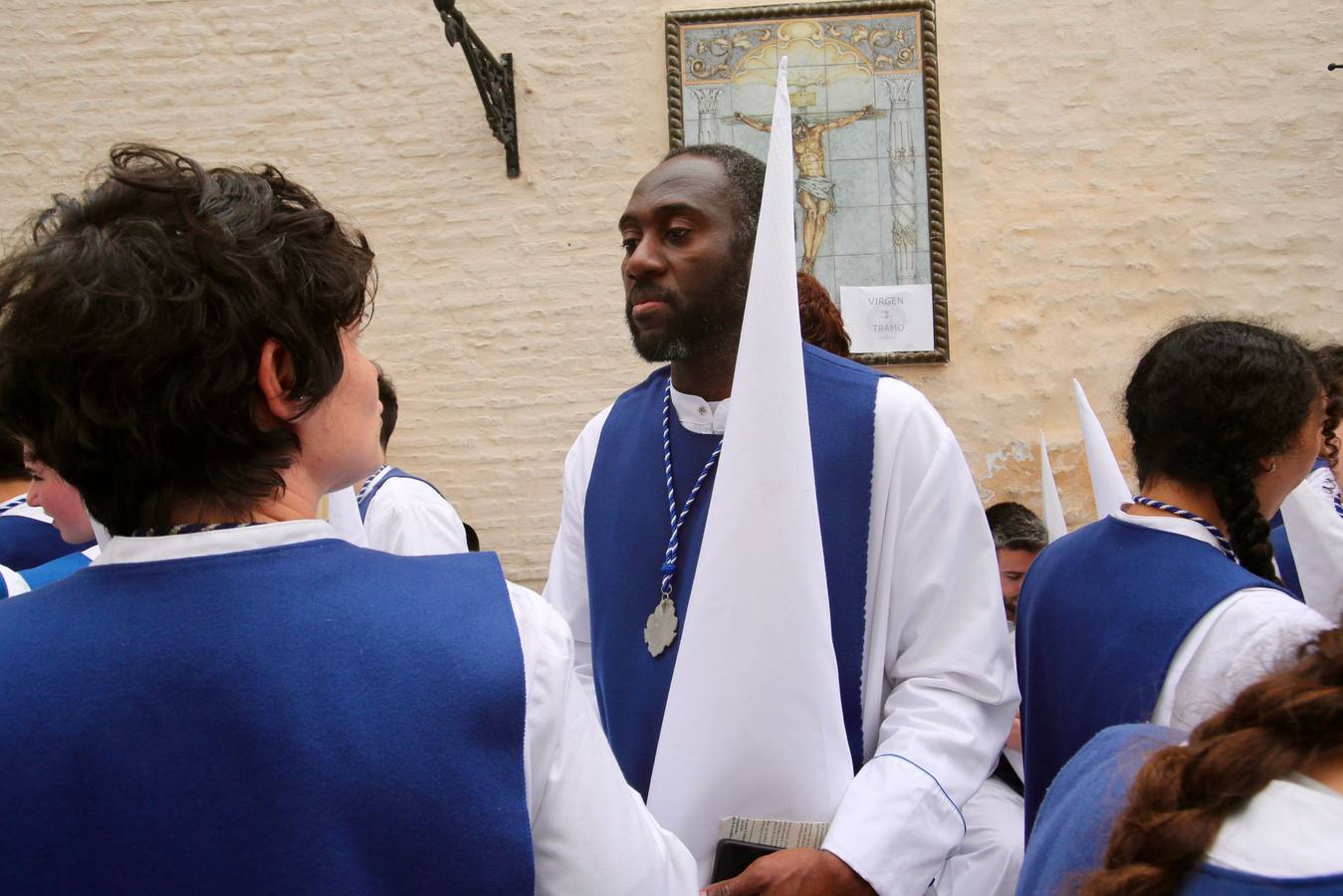 Mucho público en la calle Recaredo para ver la salida de la hermandad de Los Negritos