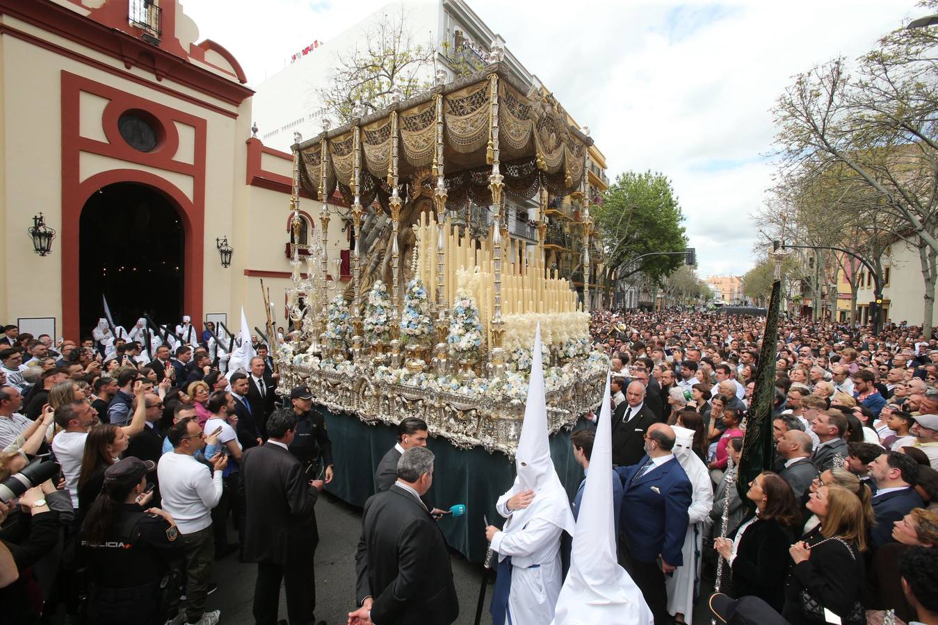Mucho público en la calle Recaredo para ver la salida de la hermandad de Los Negritos