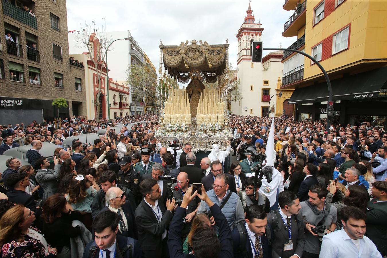 Mucho público en la calle Recaredo para ver la salida de la hermandad de Los Negritos