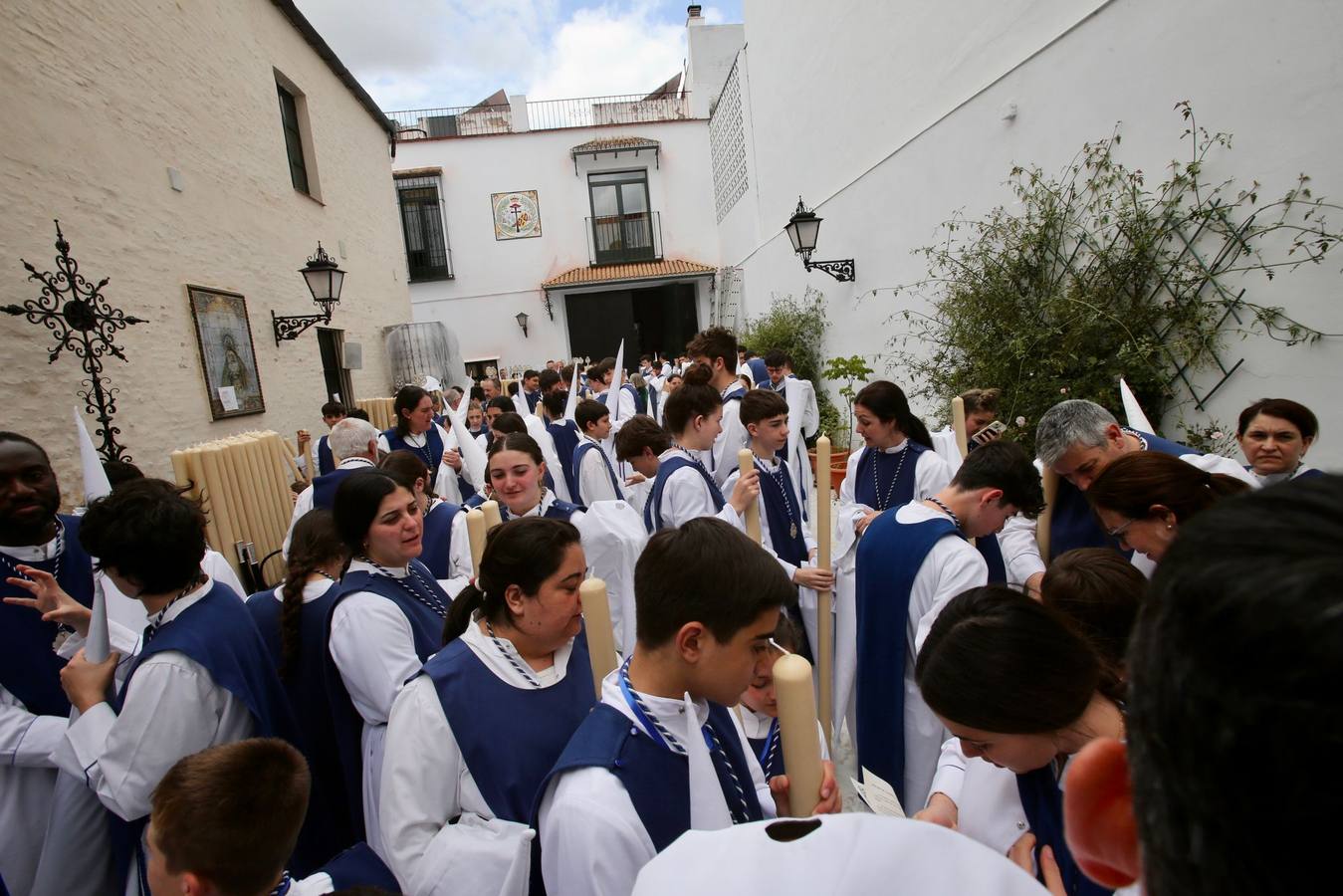 Mucho público en la calle Recaredo para ver la salida de la hermandad de Los Negritos