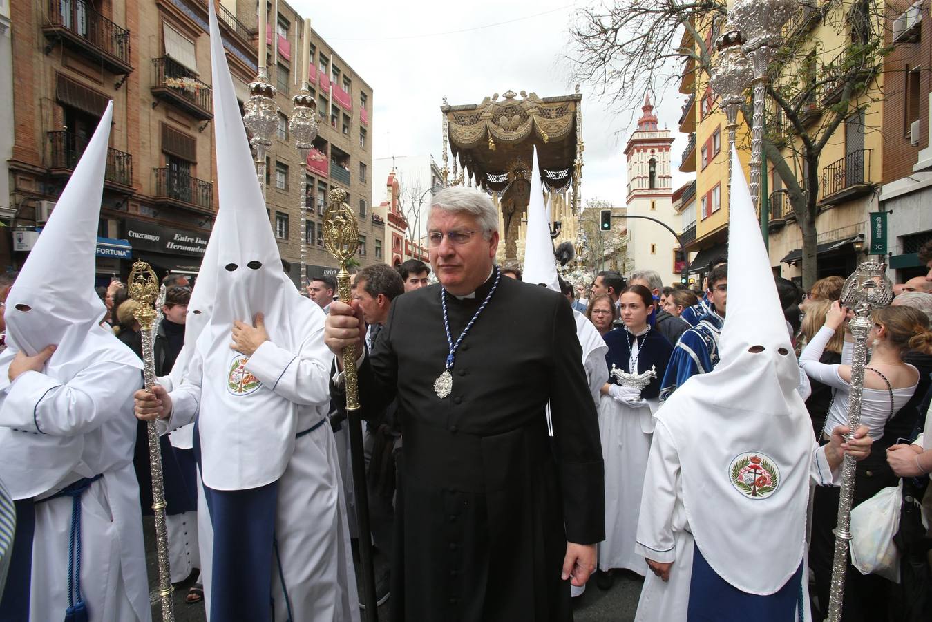Mucho público en la calle Recaredo para ver la salida de la hermandad de Los Negritos