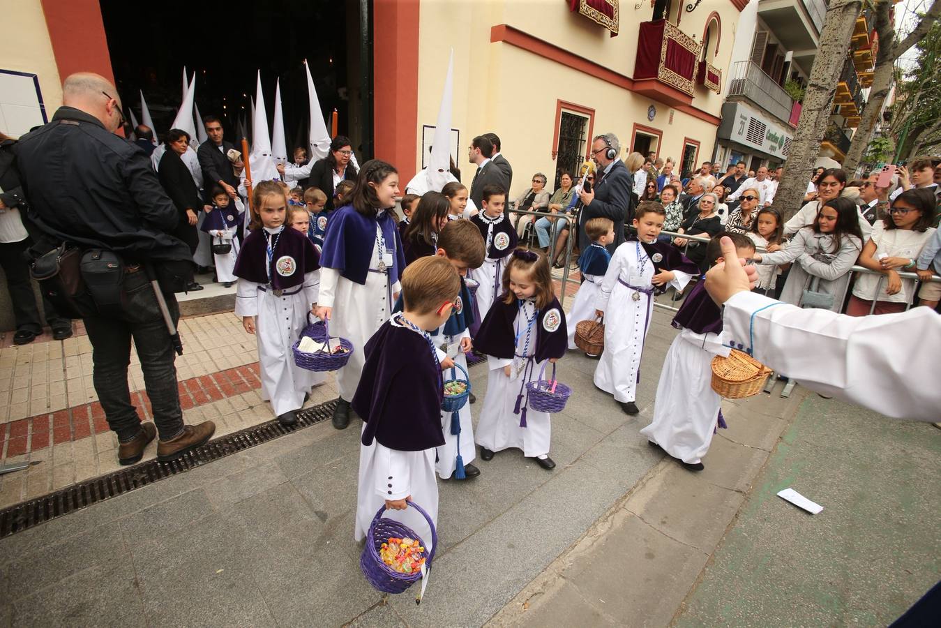 Mucho público en la calle Recaredo para ver la salida de la hermandad de Los Negritos