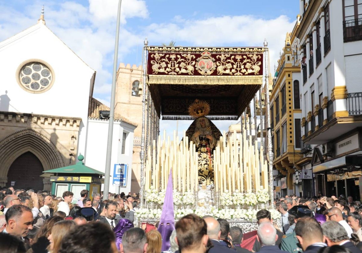Salida de Jesús Atado a la Columna y de la Virgen de la Victoria, de la hermandad de las Cigarreras