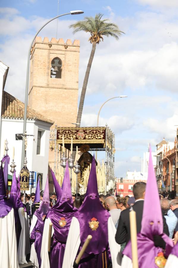 Salida de Jesús Atado a la Columna y de la Virgen de la Victoria, de la hermandad de las Cigarreras