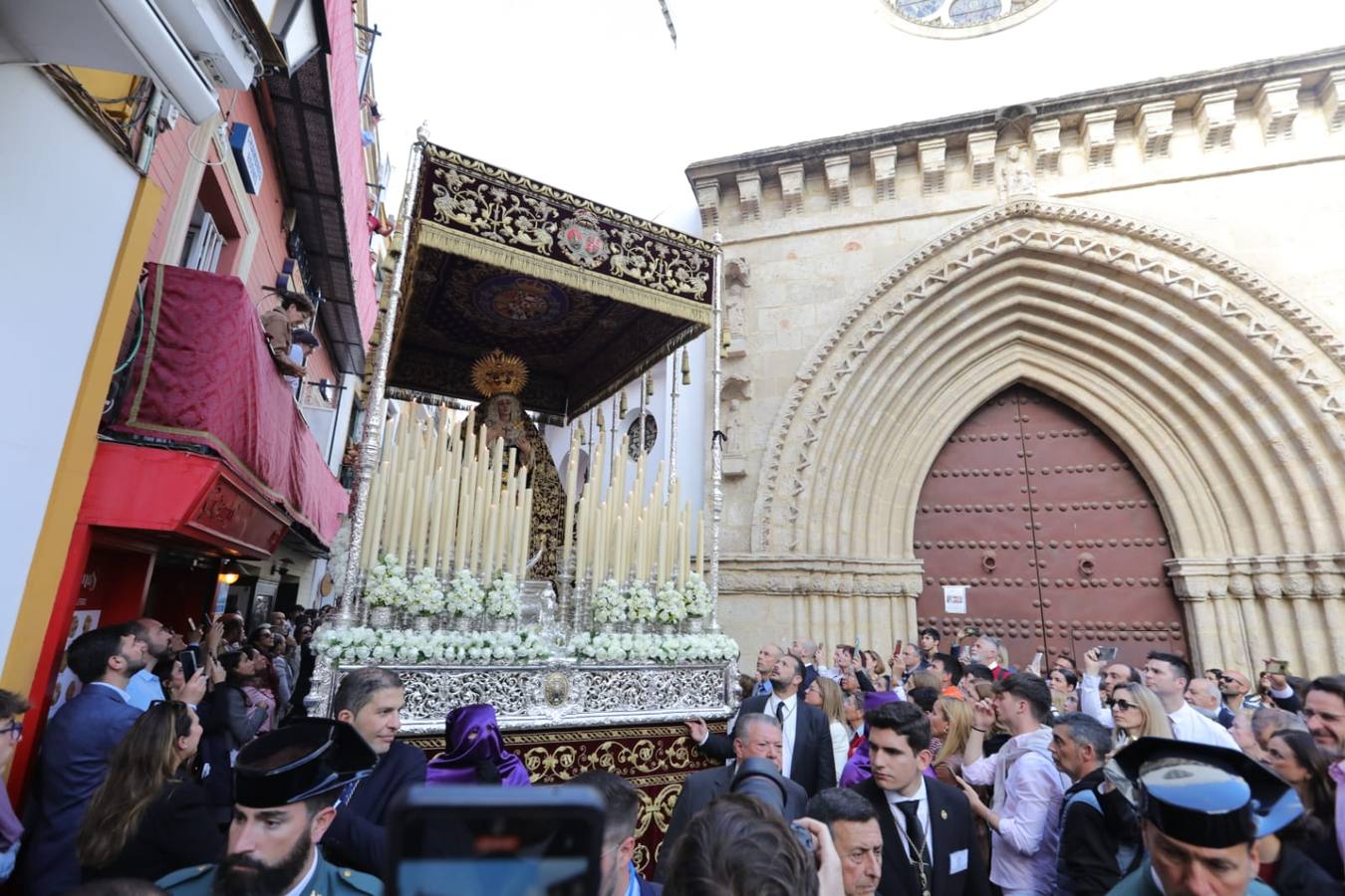 Salida de Jesús Atado a la Columna y de la Virgen de la Victoria, de la hermandad de las Cigarreras