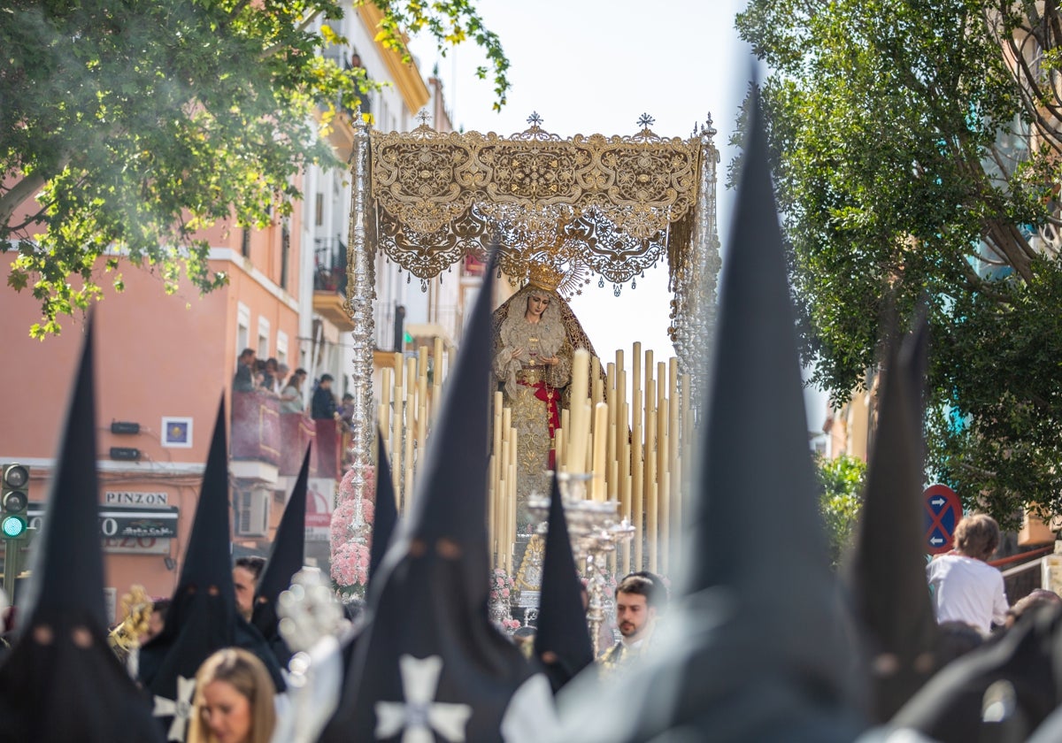 La Virgen del Patrocinio, de la Hermandad del Cachorro, por la calle Castilla