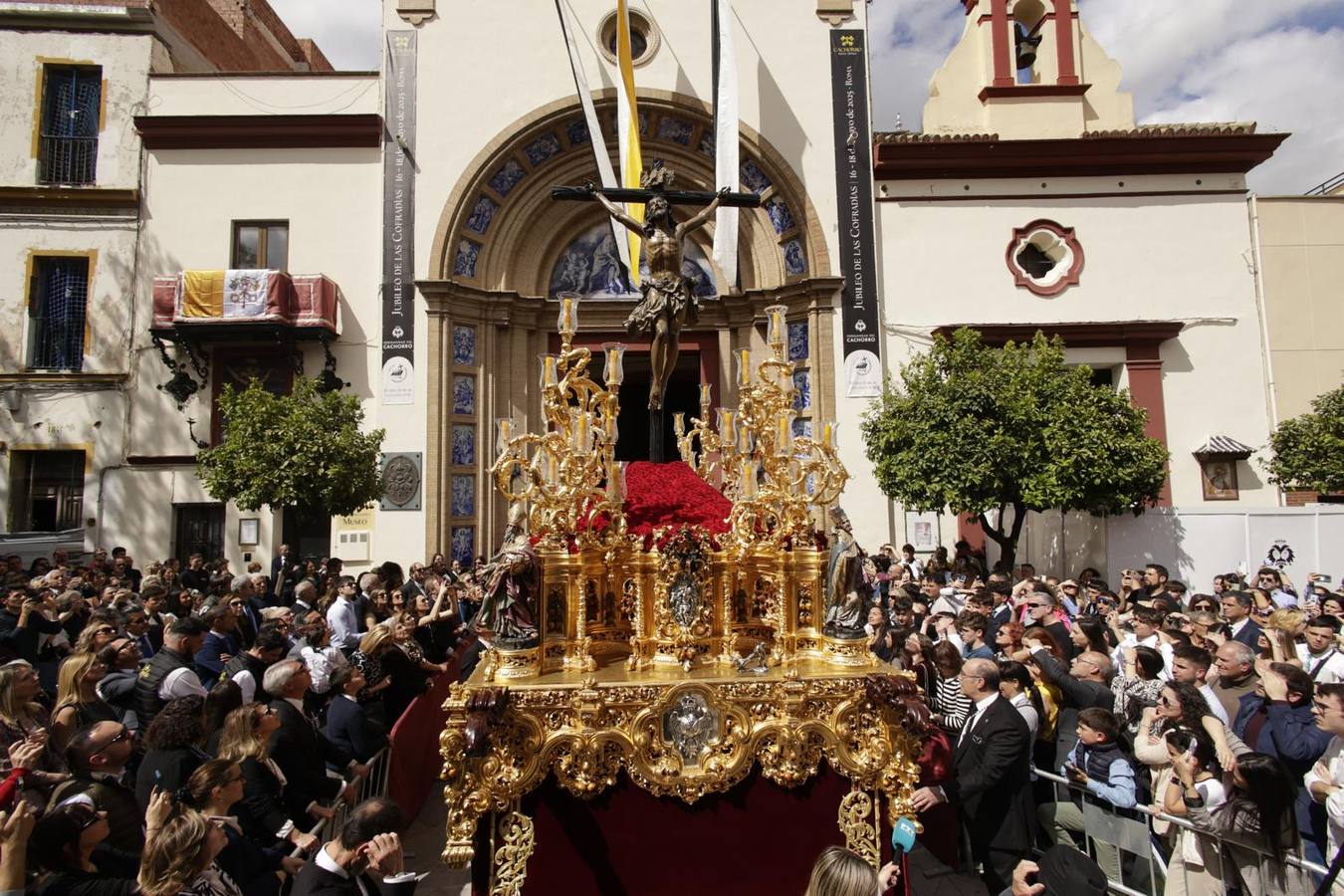Salida de la Hermandad del Cachorro en la Semana Santa de Sevilla 2025 