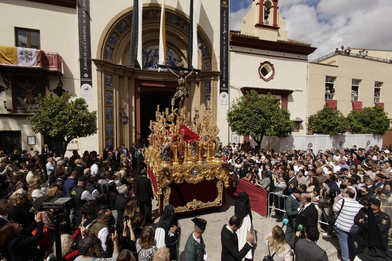 Salida de la Hermandad del Cachorro en la Semana Santa de Sevilla 2025 
